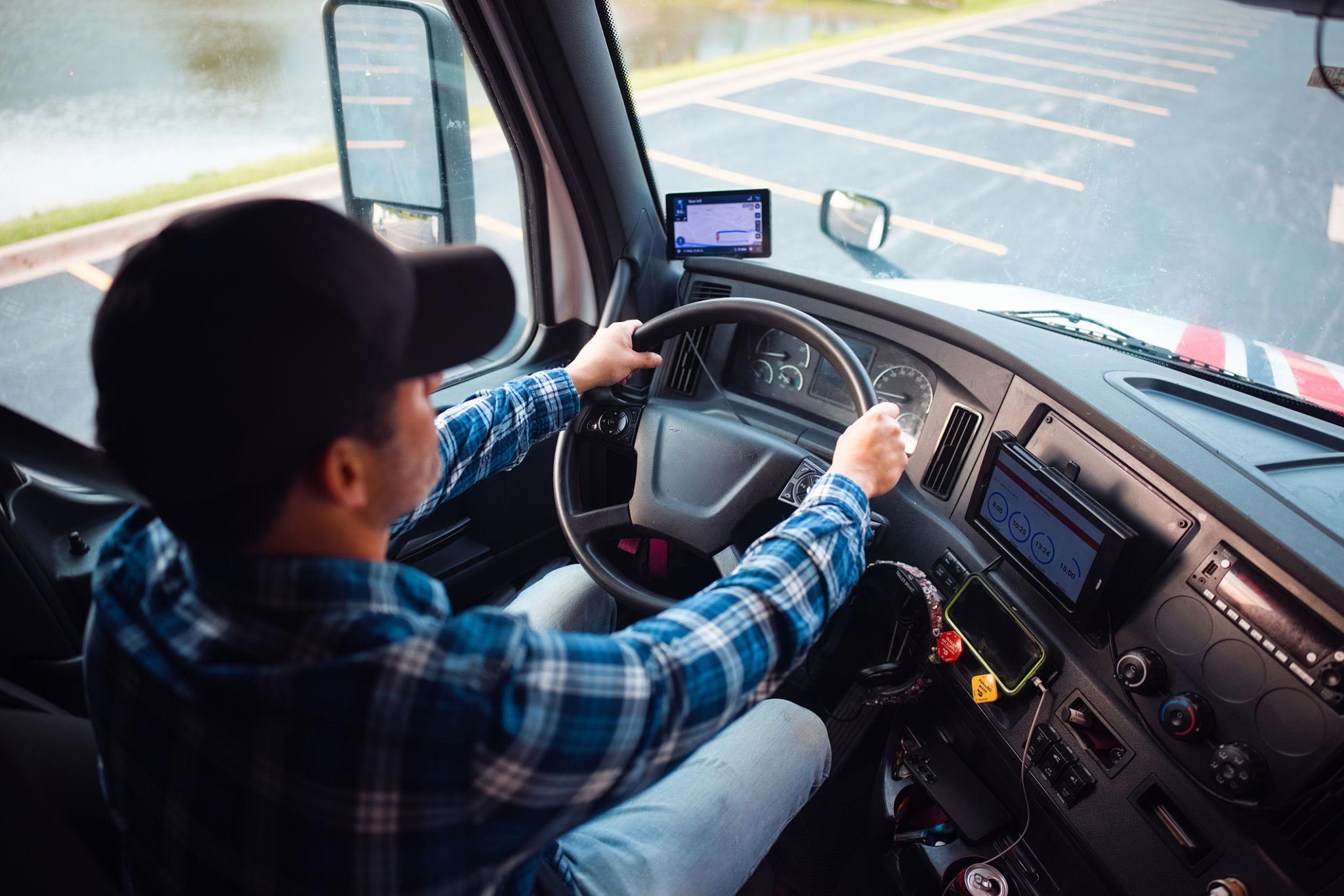 How Does STONKAM Driver Monitoring System（DMS）Help Truck Fleets Identify Risky Driving Behaviors and Improve Truck Driving Safety?