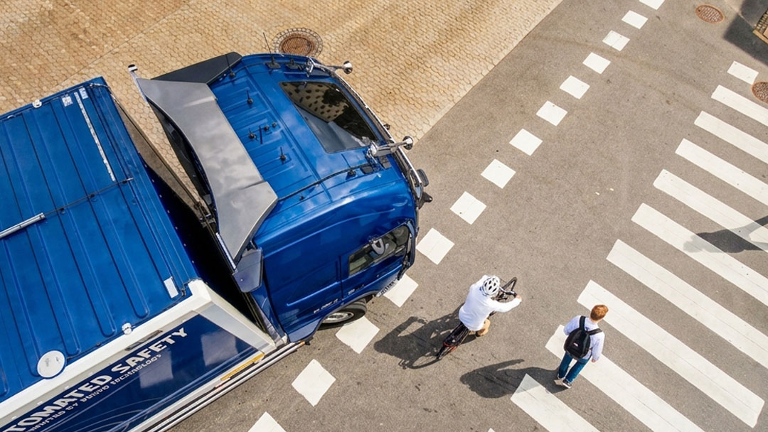 How Can AI Pedestrian & Vehicle Detection Camera Systems Reduce Truck Collision Risks?